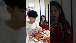 HOW TO EAT CURE COUPLE THE PRAWN! #funny #mukbang #korean #viralvideo #tiktok #comedy #cute