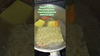 Bikin mie goreng kuah dan tahu