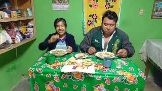 con un rico caldito de ejotes y unos chiles en rajas vamos almorzar en el rancho