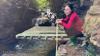 The girl alone built a bamboo house suspended above the water, completed in 9 day,Survival alone