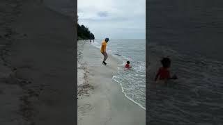 detik - detik anak kecil hampir terseret ombak air laut😮😮😮