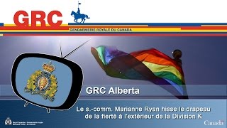 Le s.-comm. Marianne Ryan hisse le drapeau de la fierté à l’extérieur de la Division K