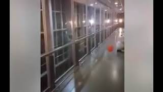 hospital se aparece el fantasma de un niño jugando con globo