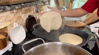 Tortillas recién hechas para carne de puerco bien doradita con salsa verde