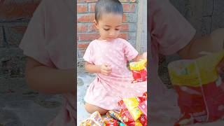 Cute baby eating chips and enjoyed #jhim #babyfood #cute #jhimi