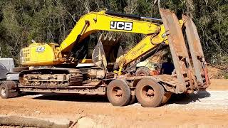 Escavadeira hidráulica carregamento e transporte(Hydraulic excavator loading and transport)