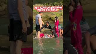 SI BAYI PERTAMA KALI MANDI DI SUNGAI BARENG RISYA! 😍🤣 #viralvideo #shorts