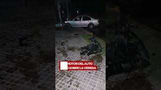 Impactó contra un poste de luz y el motor del auto voló sobre la vereda