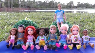 Simon says... game ! Elsa & Anna toddlers - Barbie dolls - fun activities #elsa #anna #games