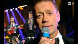 Elio e le Storie Tese e Rocco Siffredi : Un bacio piccolissimo - Sanremo 2013