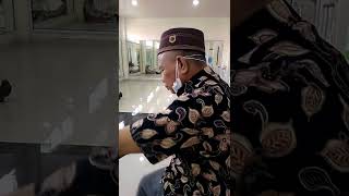 Olahraga bersama ayah di ruangan terapi