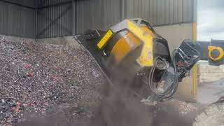 Cleaning batteries from dust with the MB-LS170 S2 screening bucket