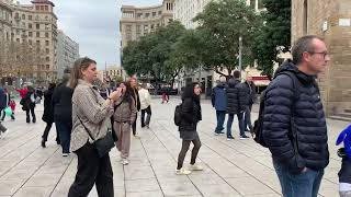 sooo lively ! the plaza was full of energetic people @ Barcelona Cathedral 🇪🇸🇺🇸🥳✈️💕