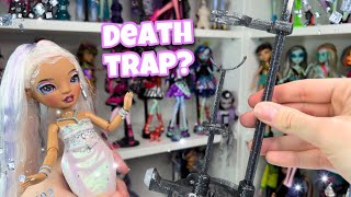 Her Stand Is Straight Out Of A Horror Movie. Rainbow High Roxie Grand Doll Review 🎄Day 13