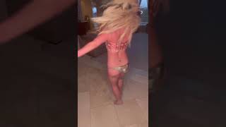 30.11.2023, Britney Spears Instagram Reels, Britney dancing at home