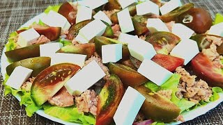 Лёгкий салат из помидор, тунца и фетаксы. Худеем вкусно и полезно.