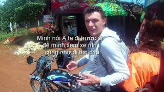 Giúp đỡ anh Tây xuyên Việt bị hỏng xe | MotoVlog Việt Nam