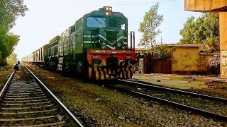 45 Up Pakistan Express Taking curve n Reaching Hyderabad Jn #pakistanexpress #hyderabadjn #shorts.