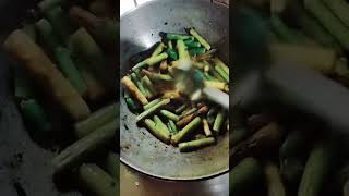 কচুর লতি।। কার কার প্রিয় বন্ধুরা #foodie #vlogger #yammy #tasty #foods #shorts