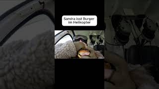 Sandra isst Burger im Helikopter 🤣 #7vswild #sandra #ki #germany