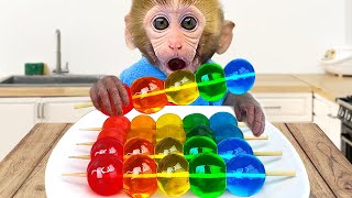 Monkey Baby Bon Bon eats rainbow jelly with puppies and bathes with ducklings in the bathroom