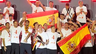 Espíritu de Victoria: Jugadores de España Cantando "Freed From Desire" en Madrid #spain #celebration