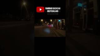 Autofahrer tut so als würde er die Ampel nicht sehen