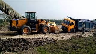 Attempts to lift a truck lying in a ditch | caterpillar boy