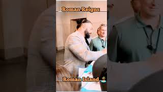 Roman Reigns signed autographs for his fans ❤️🥹