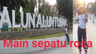 Main sepatu roda di Alun-alun kota Tuban