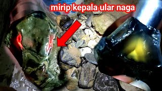 batu akiknya warna hitam harus di senter agar ketahuan isi didalamnya|| black chalsedhony