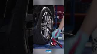 Detailing professionnel d’une voiture : Nettoyage des jantes et roues.