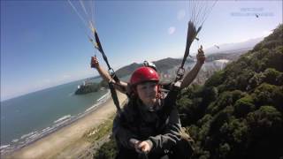 CAMILA VOANDO DE PARAPENTE EM SÃO VICENTE   SP