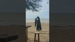 pantai laut di sore hari