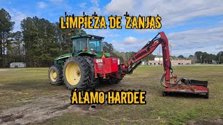 Así es como Realizamos la Limpieza de Zanjas con el Tractor John Deere y el Alamo en el Campo.