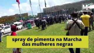 Polícia joga spray de pimenta em manifestantes da Marcha das MulheresNegras