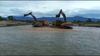 Let us see how two volvoexcavators load RBM from a river quarry.#eicherdamper #volvo#volvoexcavator