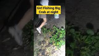 Girl Fishing Crab at Night 🐟🦈 Clever Girl Amazing Fishing #shorts