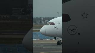 Lufthansa Boeing 787-9 *D-ABPA* close up passing #shorts #Lufthansa #Boeing787 #dreamliner