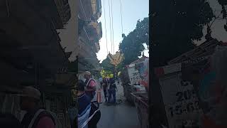 Bajando basura de un edificio en construcción.