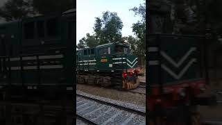 7up tezgam with GEU 20 locomotive at Sohawa #train #railway #locomotive