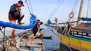 Mancing Diatas Perahu Layar Lintas Papua  Tali Senar Putus di Tarik Ikan ini