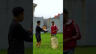 Sosial eksperimen tes kejujuran  uang satu koper ke pemotong rumput !! ternyata dia bohong.. ??