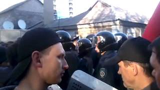 Митингующие возле Ворошиловского рай  отдела пытаются уговорить силовиков разойтись