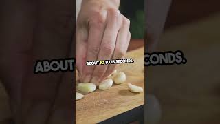 Uncover the Ultimate Garlic Peeling Hack! #lifehacks #kitchenhacks