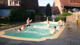 Trick Shot avec une balle de Rugby dans une piscine