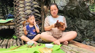 A pregnant single mother and her son live in the forest to take care of him