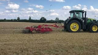 Zweiter Striegeleinsatz auf der Gerste mit Väderstad Carrier 650 und Strohstriegel