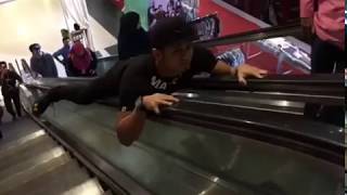 Hairul Azreen Rempit Di Escalator