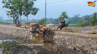 Traktor Sawah Garap Lahan Masuk Dari Pinggir Jalan Raya